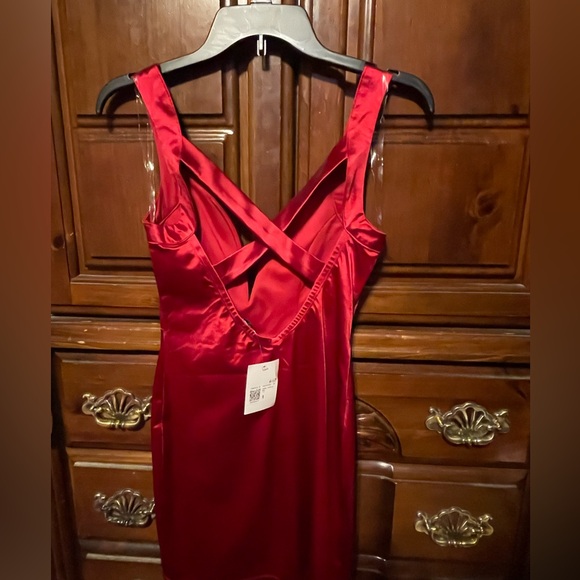 Red V-Neck Sheath Cocktail Dress - Picture 2 of 4